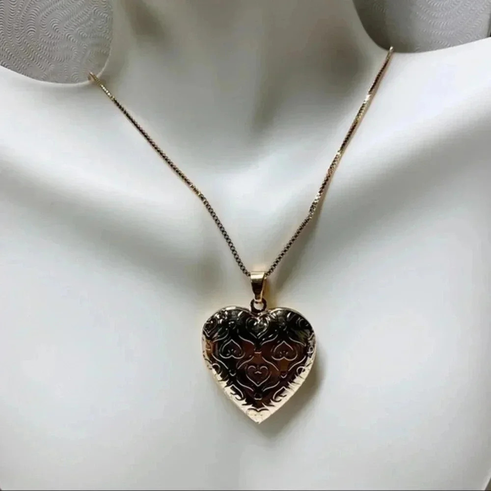DAINTY Heart Lock Necklace | Gold Plated | Gift for Mother | - Picture 6 of 8